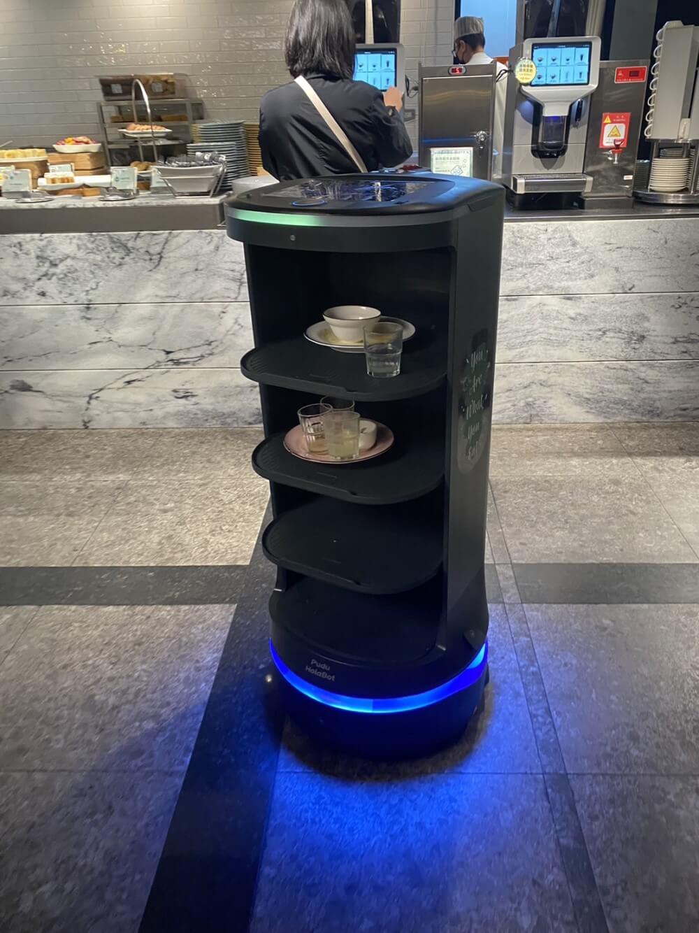 Automatic food delivery robot in the bubble tea store