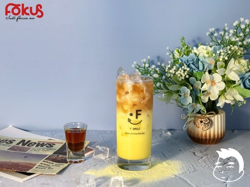 Banana bubble tea with roasted oolong and cream topping